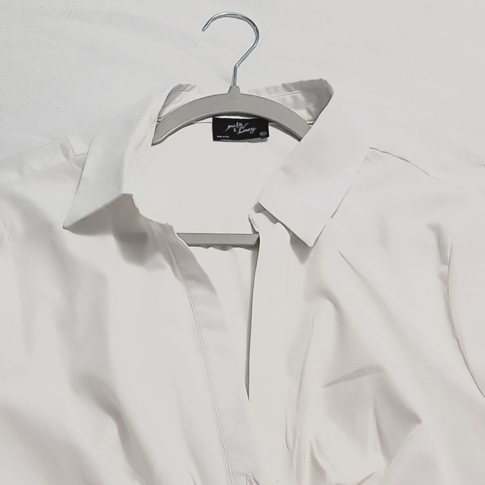 White blouse with details in the front buttons - Picture 2 of 3